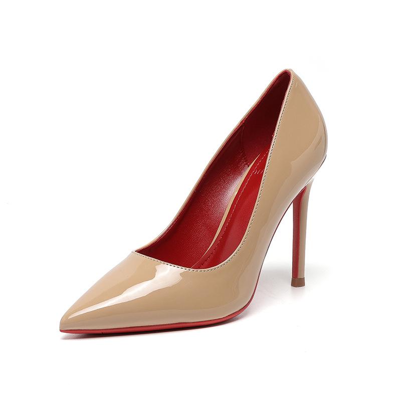 Červené podpatky jehlové podpatky s kamínky: Elegantní svatební boty s špičatou špičkou z černého lakovaného koženého materiálu pro jaro/léto 2025.