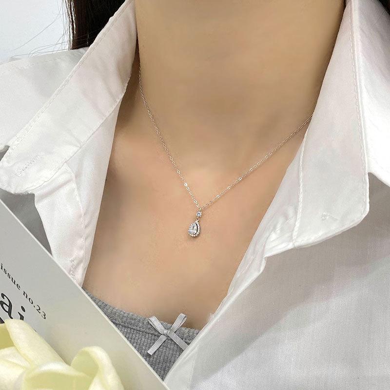 Temperament Water Droplet Pendant Fine Necklace for Women's New Light Luxury Small Neckchain Design