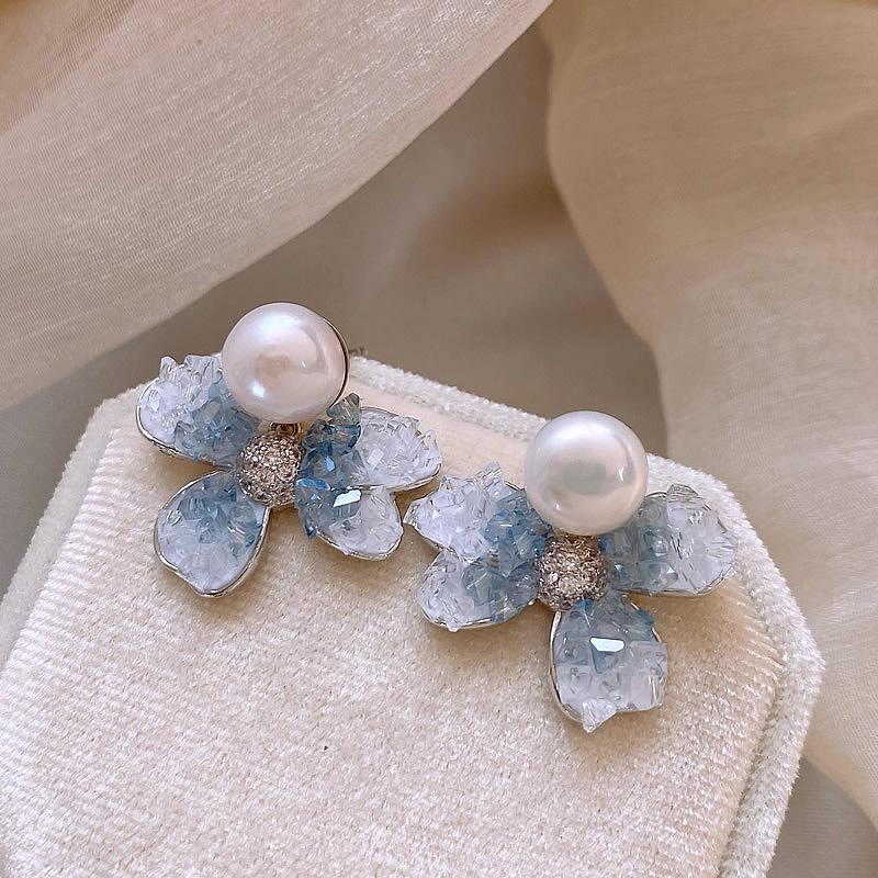 Gradient Crystal Flower Stud Earrings: Elegant Luxury French-Inspired Design for Women