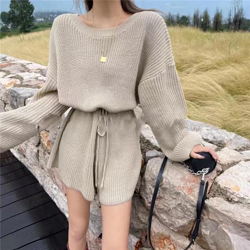 2026 Korea Autumn/Winter Retro Knit Jumpsuit: Round Neck, Lace-up Waist, Long Sleeve, Wide-leg Shorts.