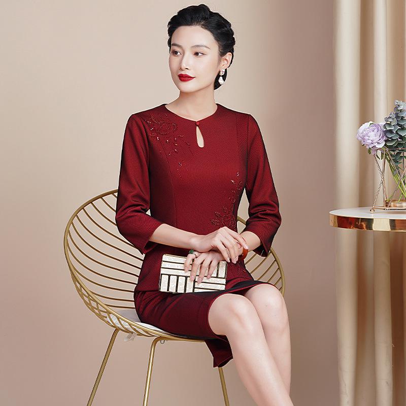 L1018 Spring Wedding Banquet Wine Red Qipao: High-End, Elegant, Mother's Slimming Dress with Three-Quarter Sleeves.