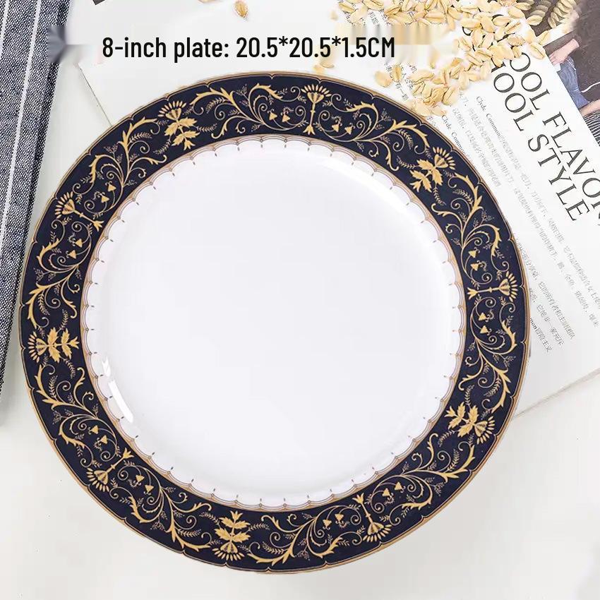 

Элегантный западный набор керамической посуды с тарелками с золотой каймой, ножом и вилкой для стейк-ужина.