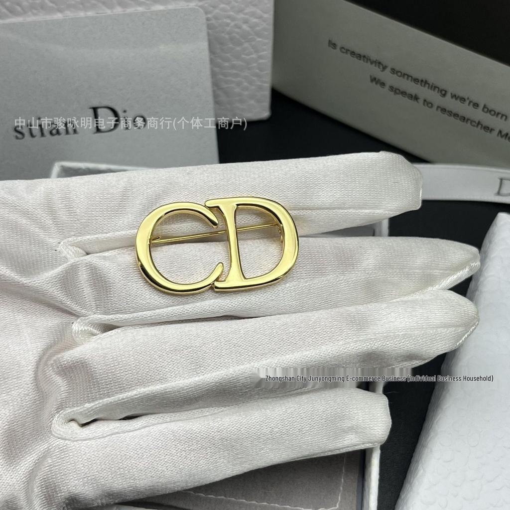 Polierte Gold-Buchstaben-CD-Brosche für Damen - Minimalistischer, vielseitiger Kupferstift mit echter Vergoldung für Anzugzubehör