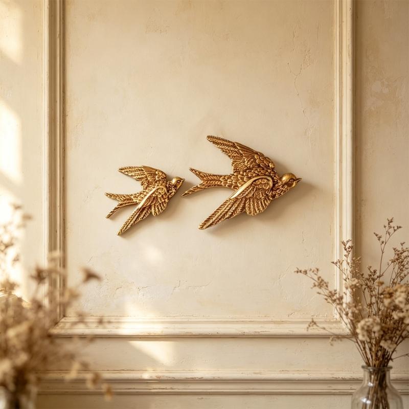 Gold Swallow Wall Decors 3D Resin Flying Bird Hanging Sculpture Floating Ornament for Entryway Living Room Bedroom Styling Housewarmings Gift