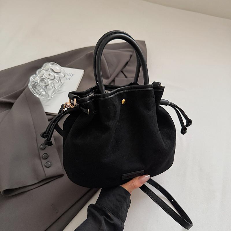 

Корейская версия нишевая сумка высокой стоимости портативная сумка-ведро 2025 новая модная на плечо сумка-мессенджер зарубежная модная сумка женская чёрный