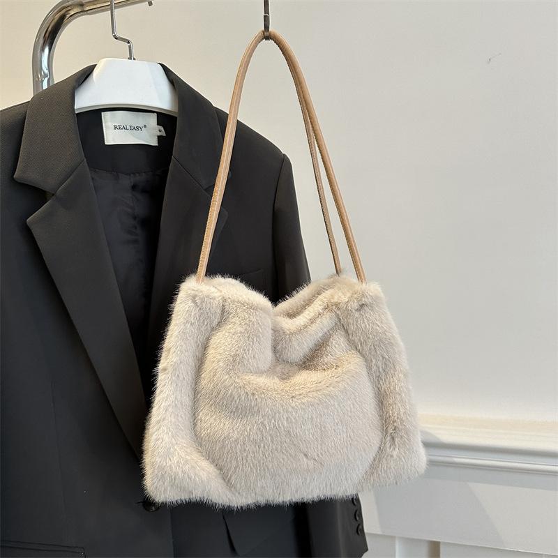 

The new small square bag is simple, fashionable and foreign, personalized large-capacity bag, women s 2025 autumn commuting shoulder armpit bag хаки