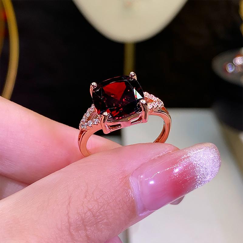 

Square 10 * 10 Diamond Ring Elegant Temperament Imitation Natural Garnet Plated Rose Gold opening adjustable
