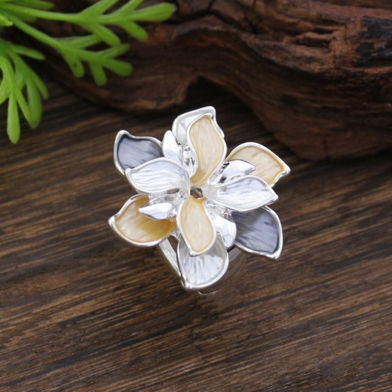 New enamel color hollow geometric daffodil elastic ring women's fashion high-end flower ring