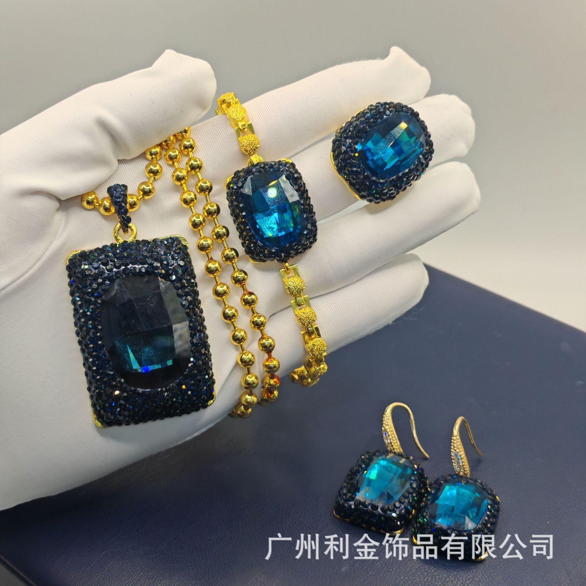 The explosive crystal-inlaid Czech diamond necklace four-piece set is a high-end exquisite craftsmanship original