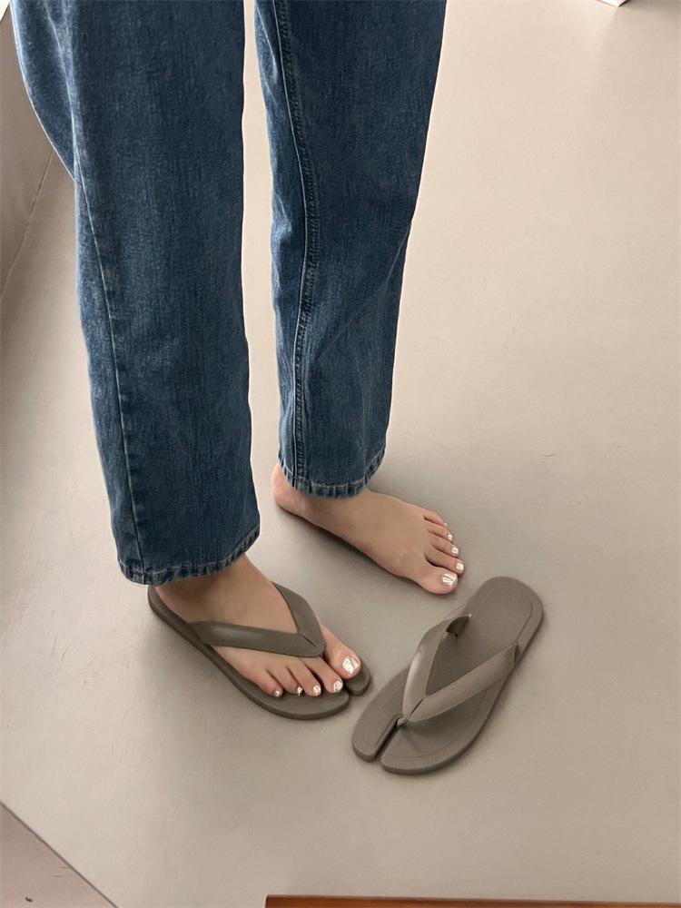 Cool~ Internet celebrity flip-flops women's fashion 2025 new toe flat toe cold slippers beach shoes