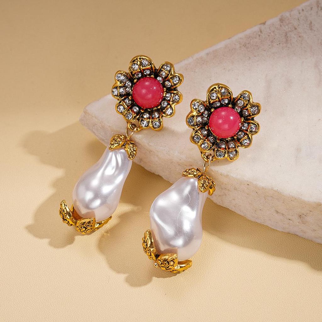 Geometric Round Flower Pearl Clavicle Necklace: Retro European & American Design