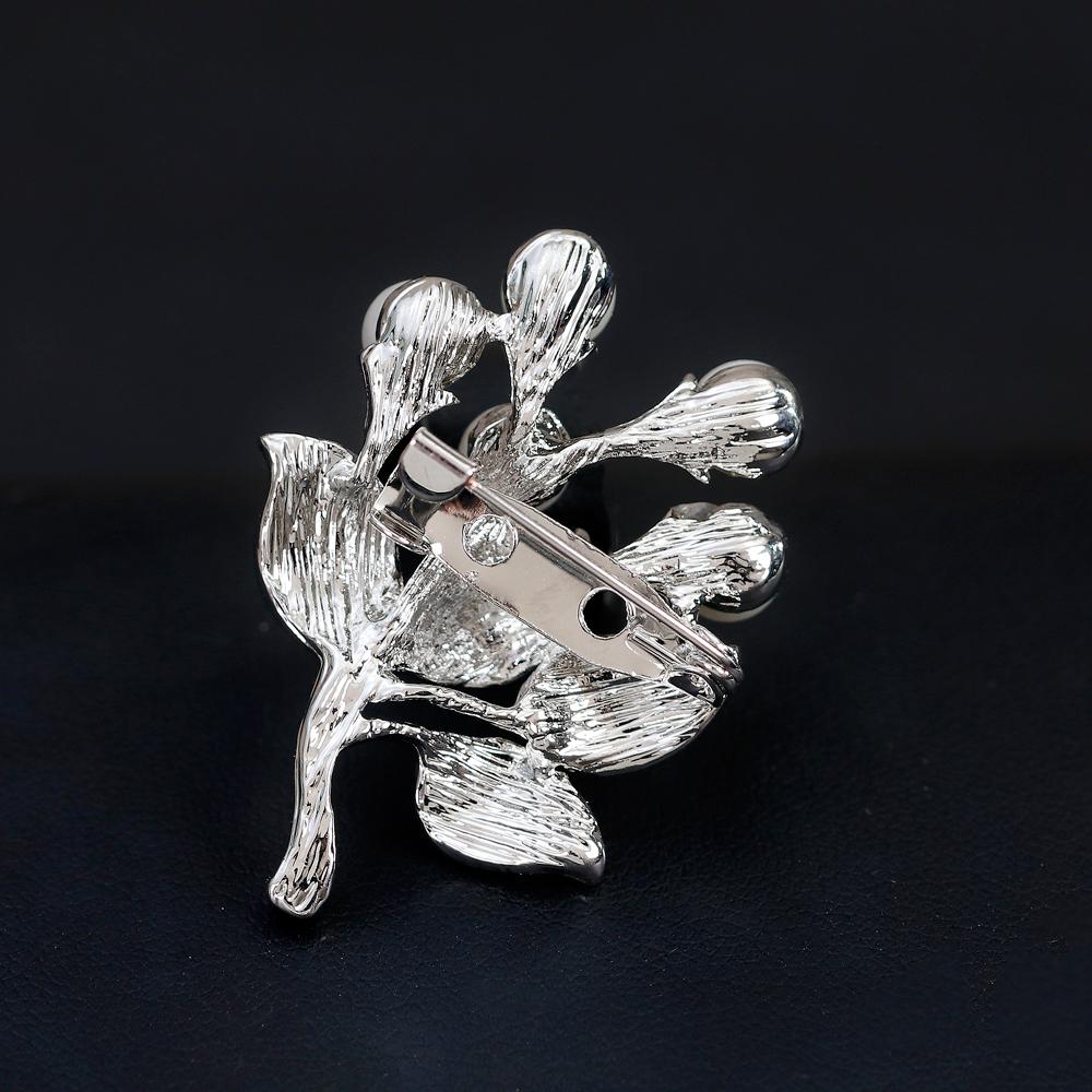 Woman Elegant Small Fresh Flowers Brooch Simple Pearl Rhinestone Pin Valentine's Day Gifts