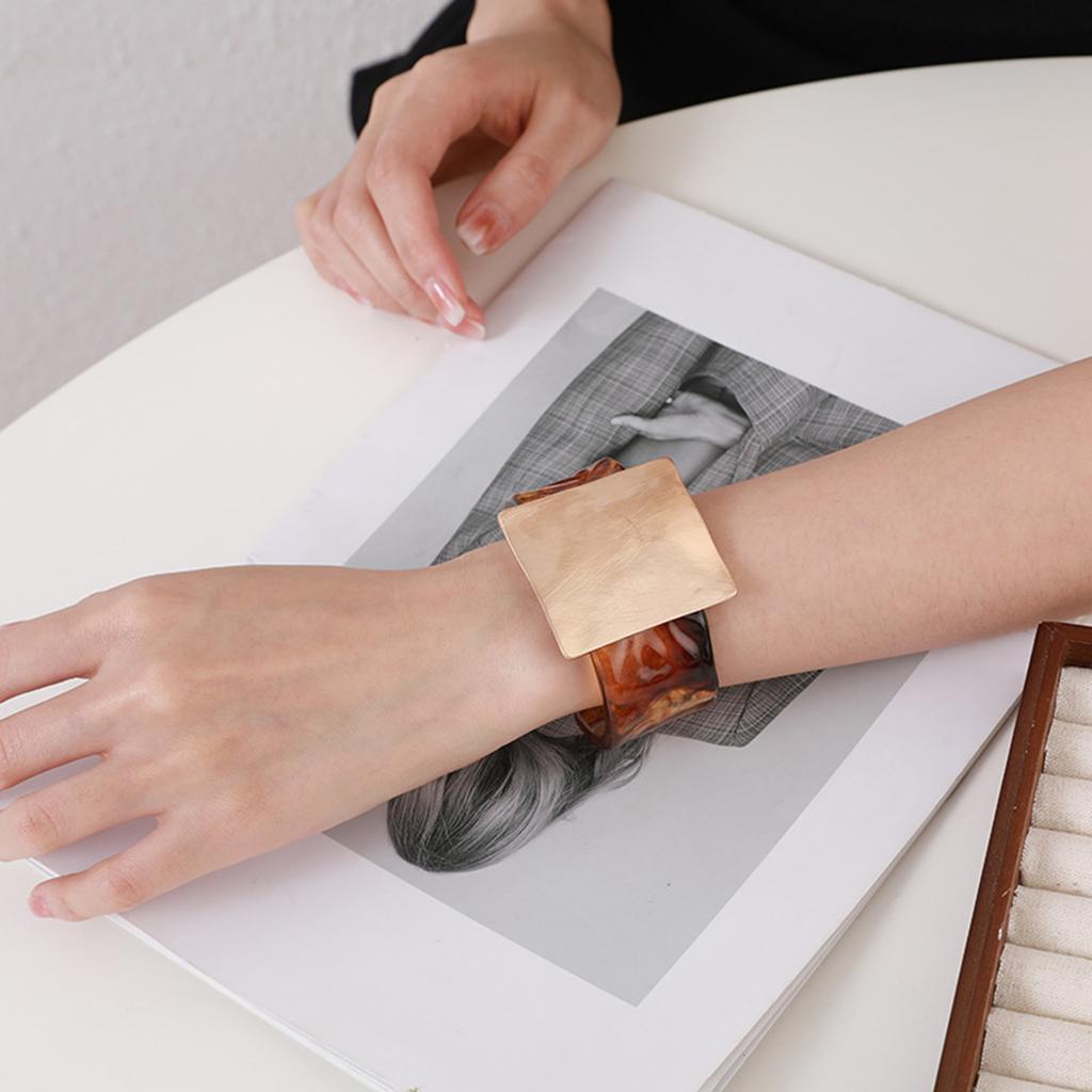 Bracciale Quadrato Metallico Leggero con Finitura Spazzolata Geometrica Bracciale in Lega Fatto a Mano Gioielli da Donna per Donne Urbane