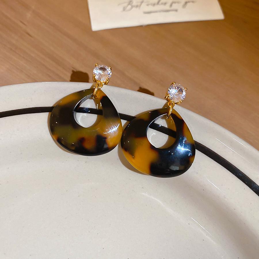 Autumn and Winter Retro Maillard Coffee Color Resin Tiger's Eye Earrings, Ear Buckles, Niche Earrings for Women