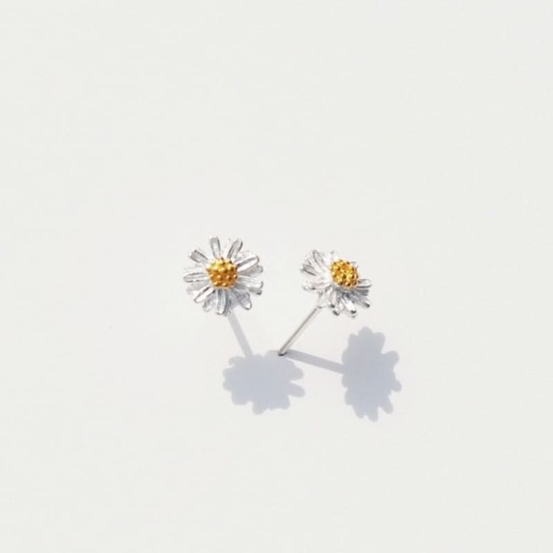 BONBEAU Combi Daisy Pin Earrings Silver Needle 925 Gold Daisy Earrings