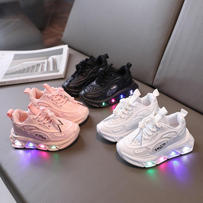 Kids' LED Light Up Sneakers Boys & Girls Breathable Mesh LED Flashing Chunky Shoes Lightweight Non-Slip Casual Trainers