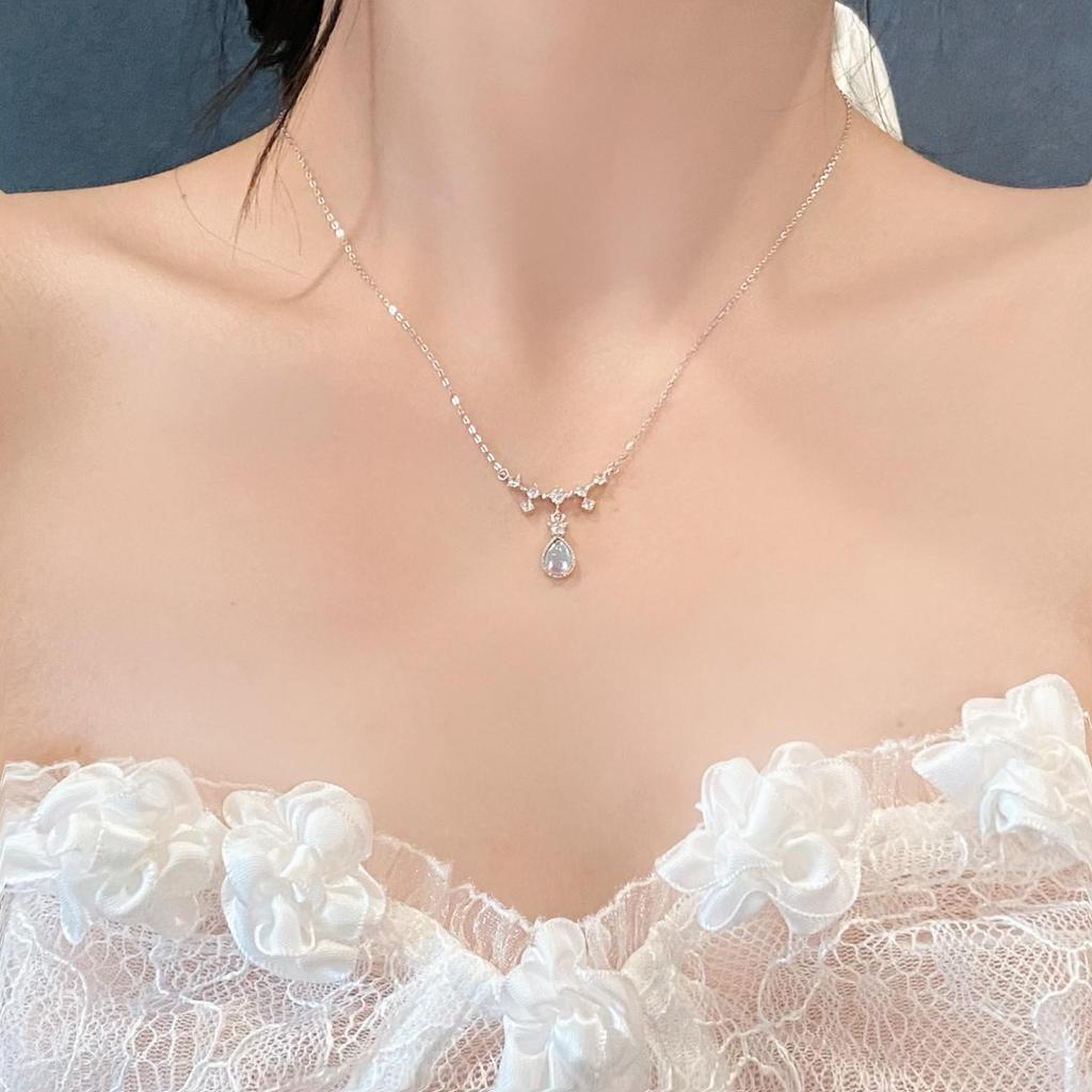 Moon Star Zircon Necklace: Light Luxury Dainty Design for Women, 2022