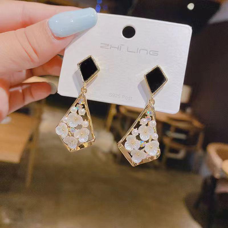 Korean Trendy Light Luxury Niche Earrings for Women - Versatile, Exquisite Fashion Design