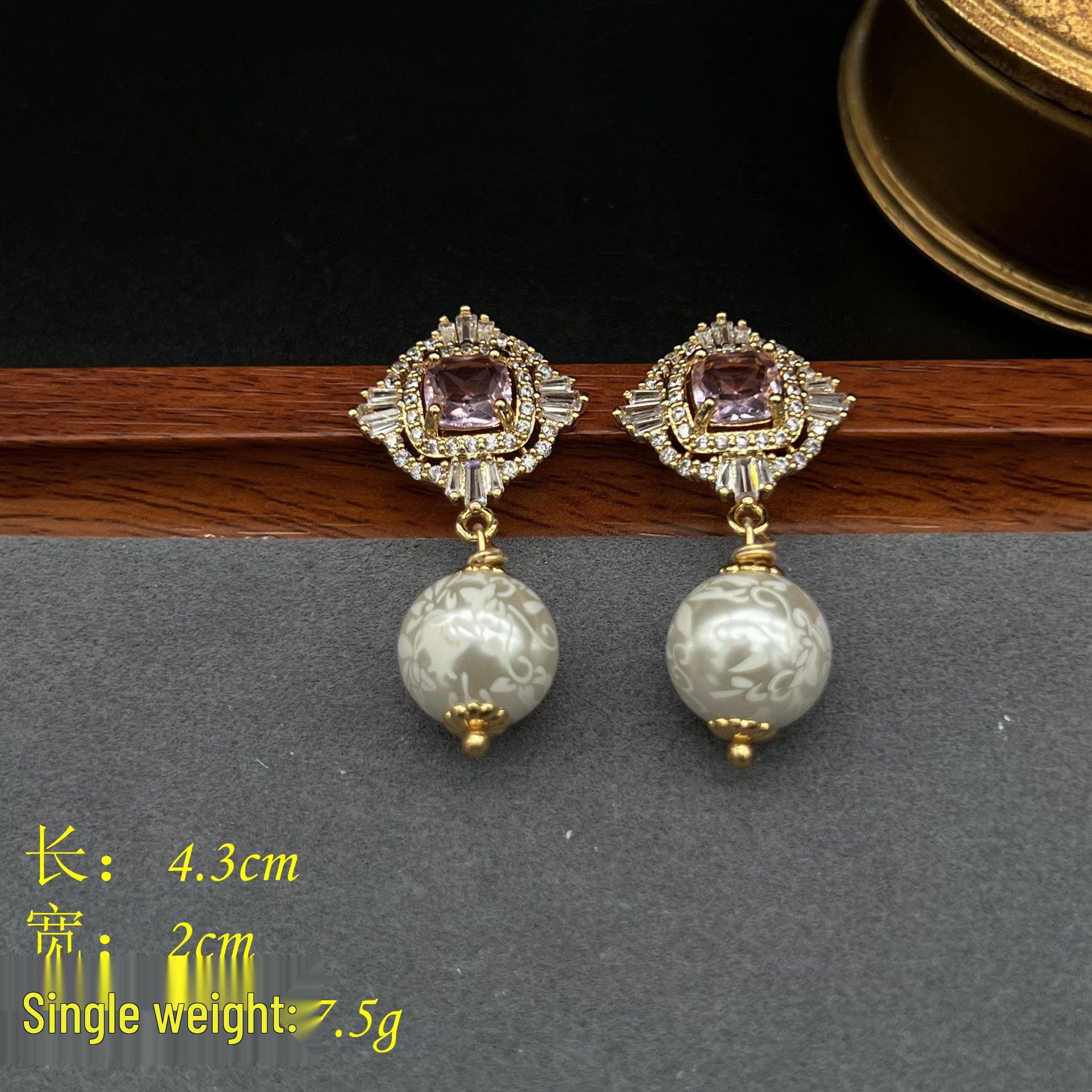 

Серьги-пусеты из сплава в старинном стиле с резьбой, инкрустированные бриллиантами и жемчугом