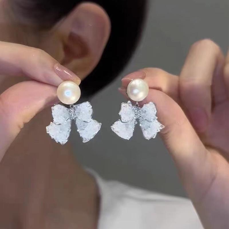 

111 silver needles gradually change crystal bow earrings gentle and advanced sense light luxury earrings female sweet temperament earrings 925 silver needle
