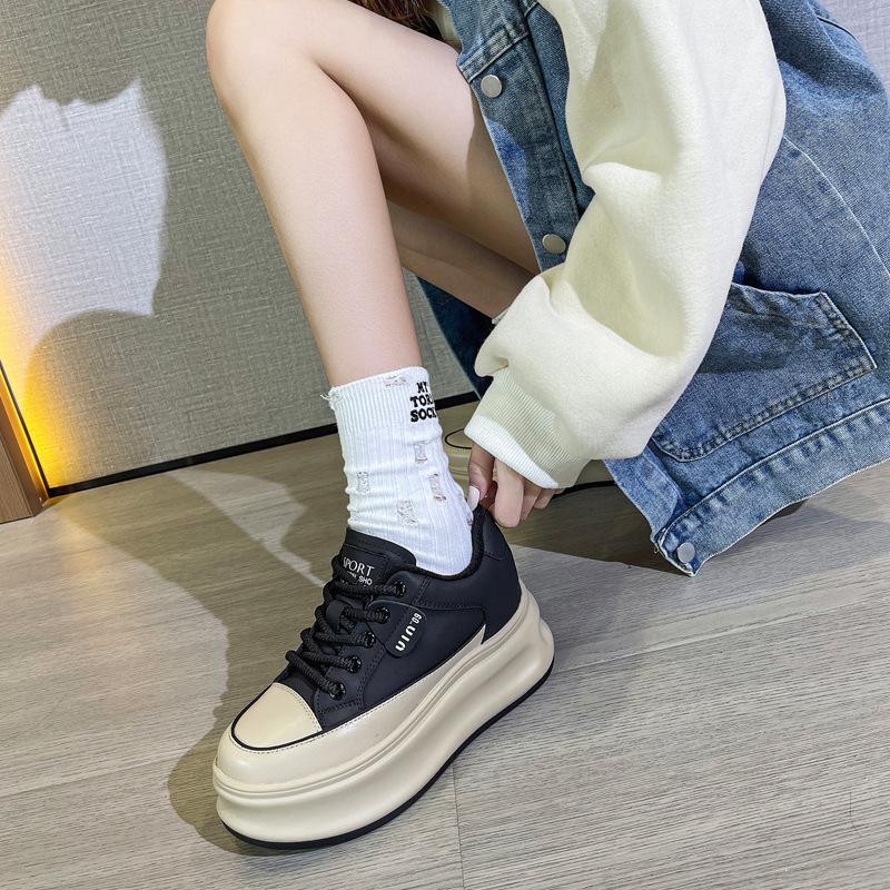Leather muffin platform women's autumn and winter 2026 super fire lightweight height increase breathable board shoes