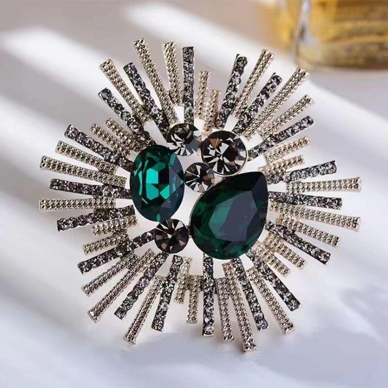 Elegante Perlen-Strass-Brosche: Damen Exquisite Brosche im Stil kleiner Duft und Seidentuch-Schnalle