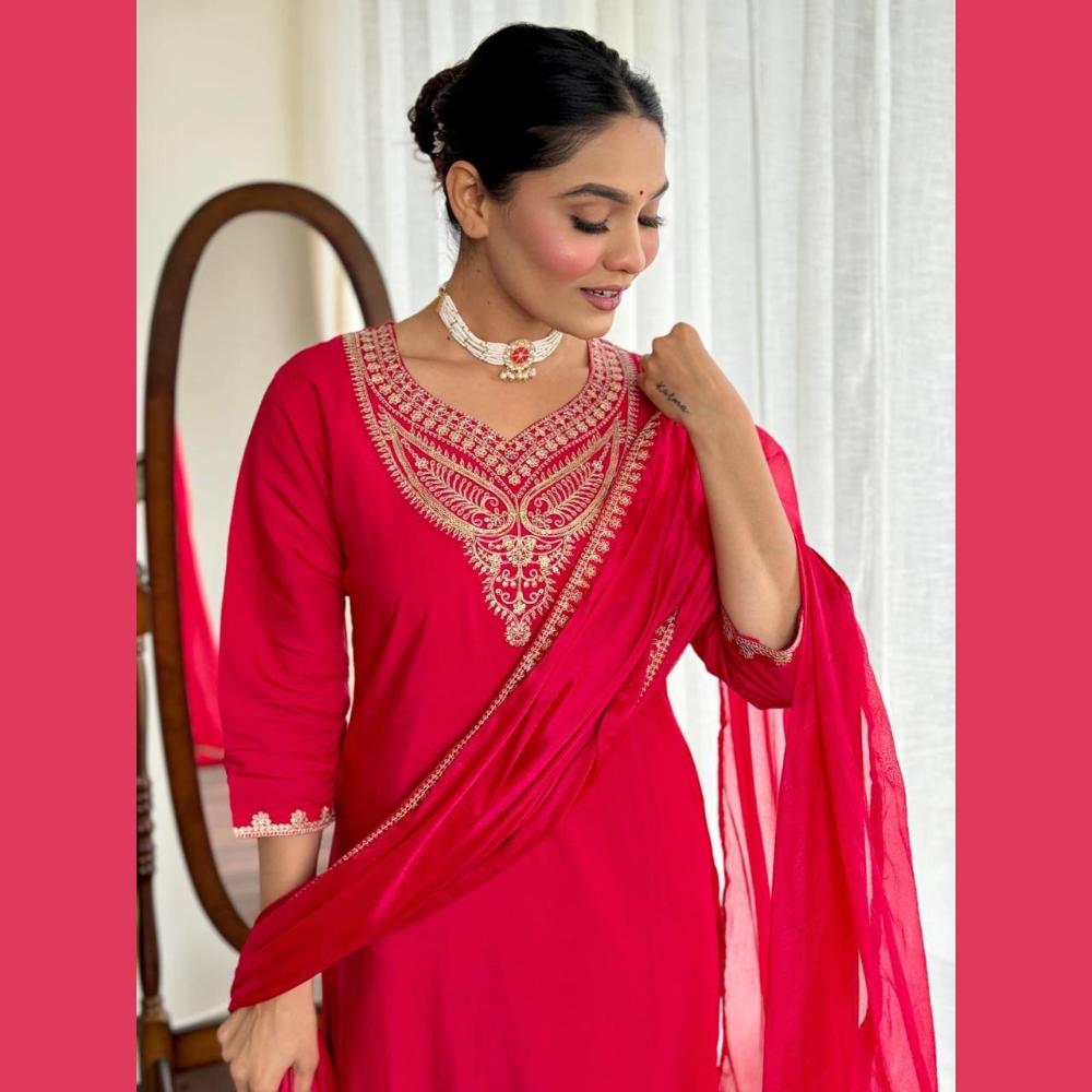 Wunderschönes rotes Seidenkleid