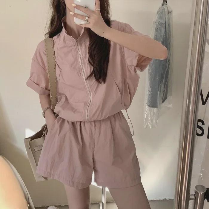 Set sport casual roz pentru femei 2024, format din două piese, cu protecție solară - Costum de vară lejer, cu pantaloni scurți subțiri.
