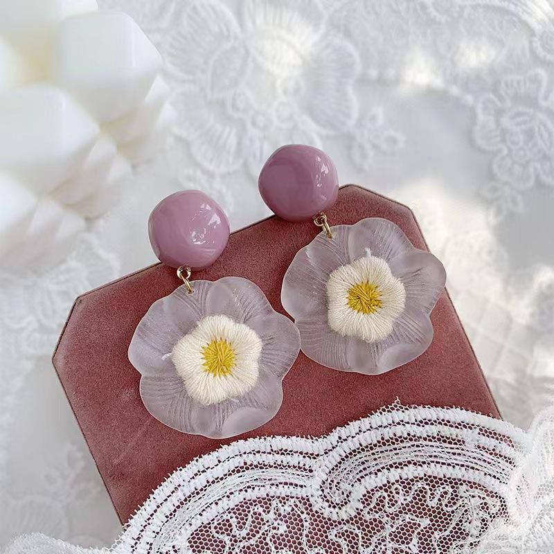 Silver needle fresh and sweet petal stud earrings super fairy vacation style earrings Mori flower earrings светло-розовый