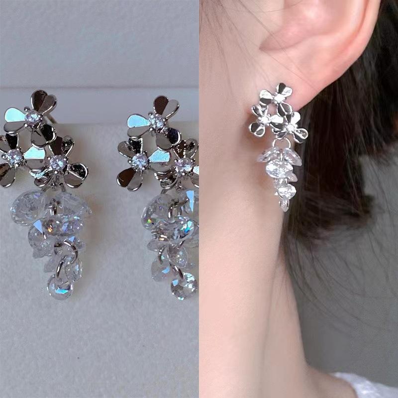 

New Silver Needle Flower Zircon Earrings Women s Temperament Light Luxury Earrings Earrings серебряный