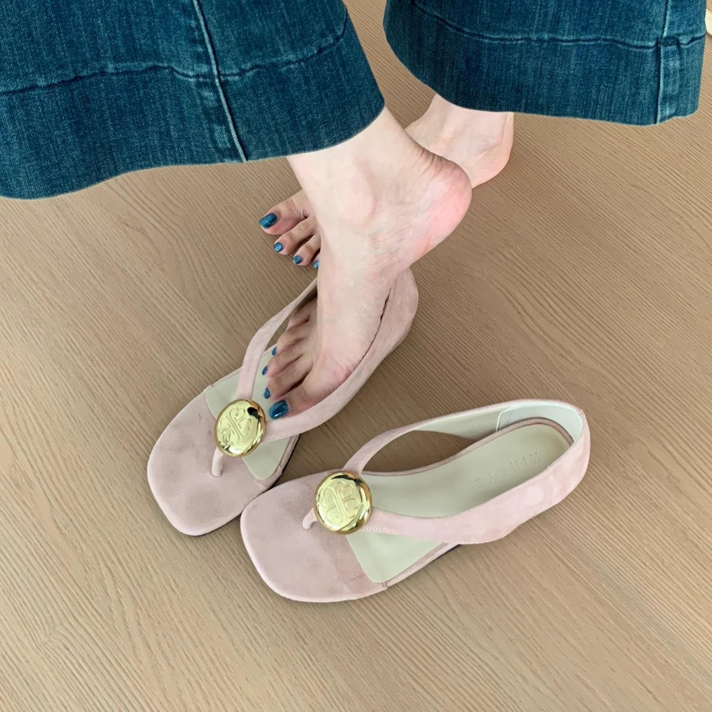 

Fashion Inside Heightened Fashion Metal Round Buckle Clip-toe Sandals Women s Summer New Soft-soled Herringbone Sandals and Slippers 40 розовый