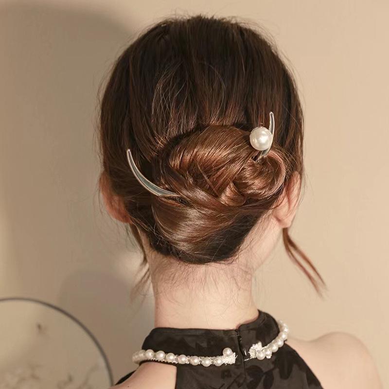 Retro Chinese Crescent Hairpin: Hanfu Half-Moon Pearl Bun Accessory for Women