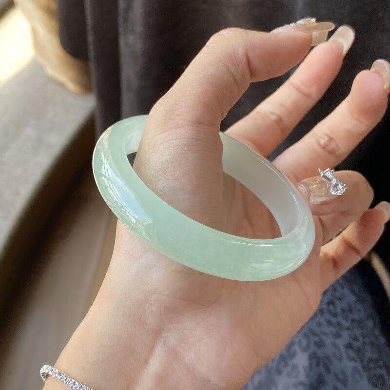 Free Shipping: Mu Gongzi 'Shuiningxiang' Jade Bracelet - Women's Solid Color, Clear Water Design