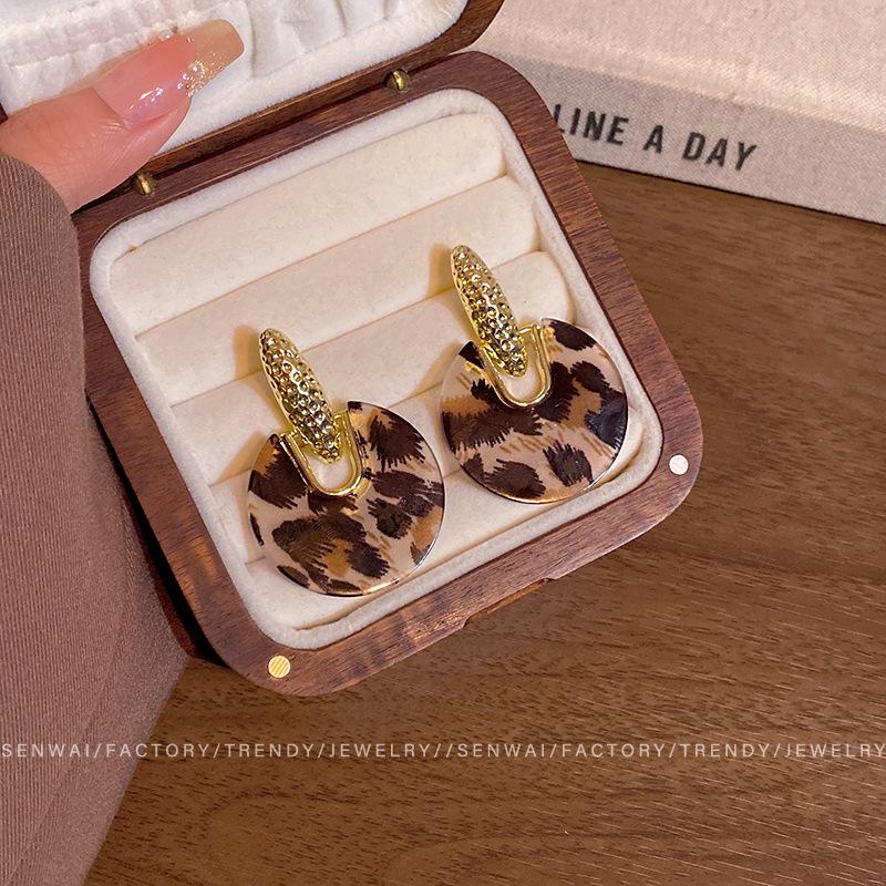 Vintage Maillard leopard print circle earrings women's light luxury stud earrings autumn and winter ears