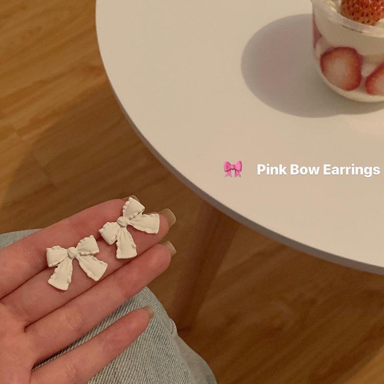 

2024 Trendy Minimalist Bow Stud Earrings: Japanese & Korean Style, No-Piercing Ear Clips for Women