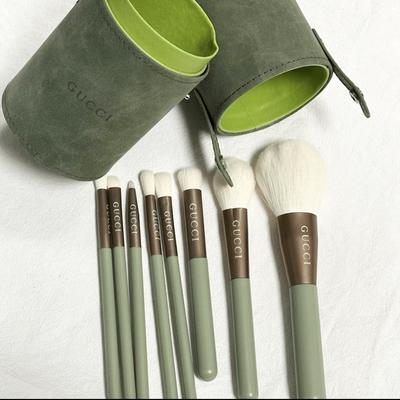Ensemble de Pinceaux de Maquillage Vert Tendance - Doux au toucher, design de manche rond 3D, résistant à l'eau et à la poussière, facile à ranger