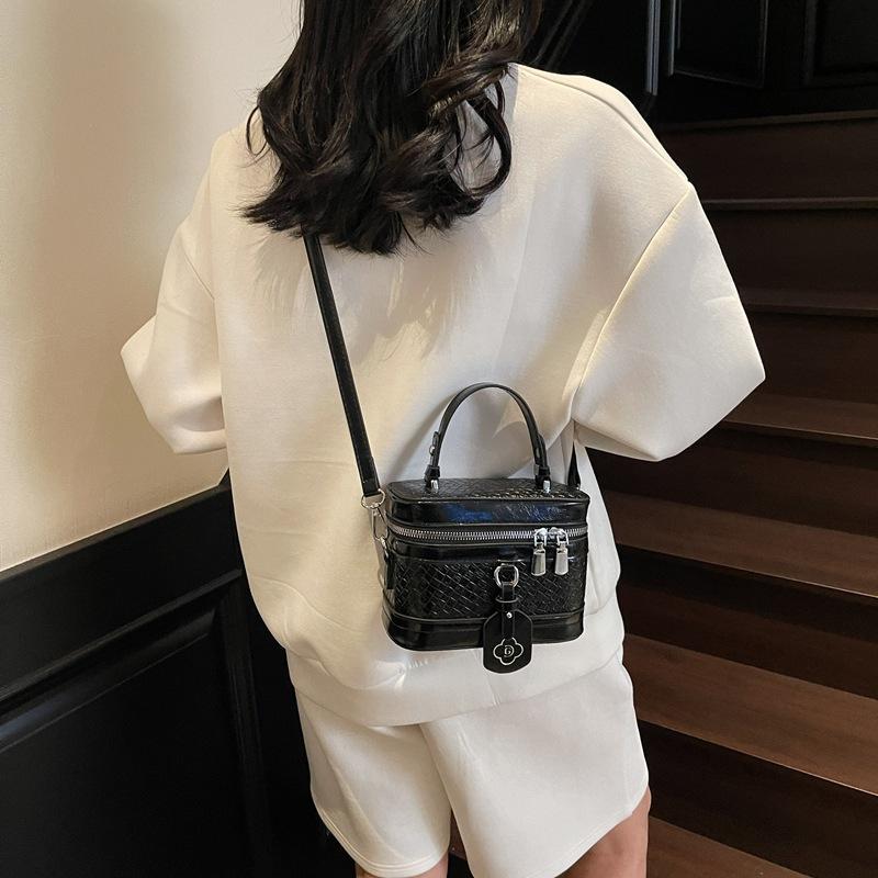 Super hot small bag women's summer versatile 2025 new fashion shoulder messenger bag popular this year bucket bag