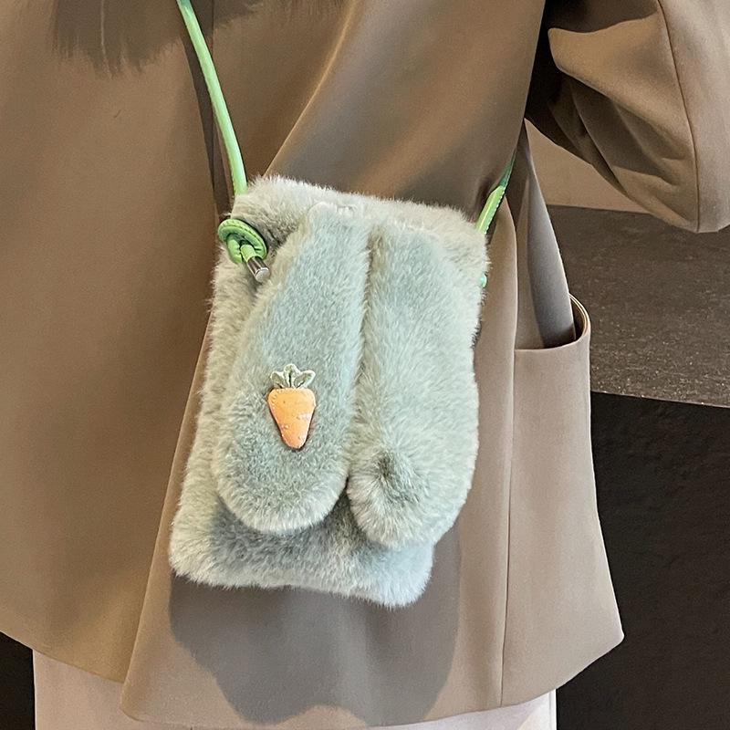 

Милая плюшевая сумка женская 2025 осень и зима новая трендовая модная универсальная на плечо сумка-мессенджер женская ins сумка для мобильного телефона женская зелёный