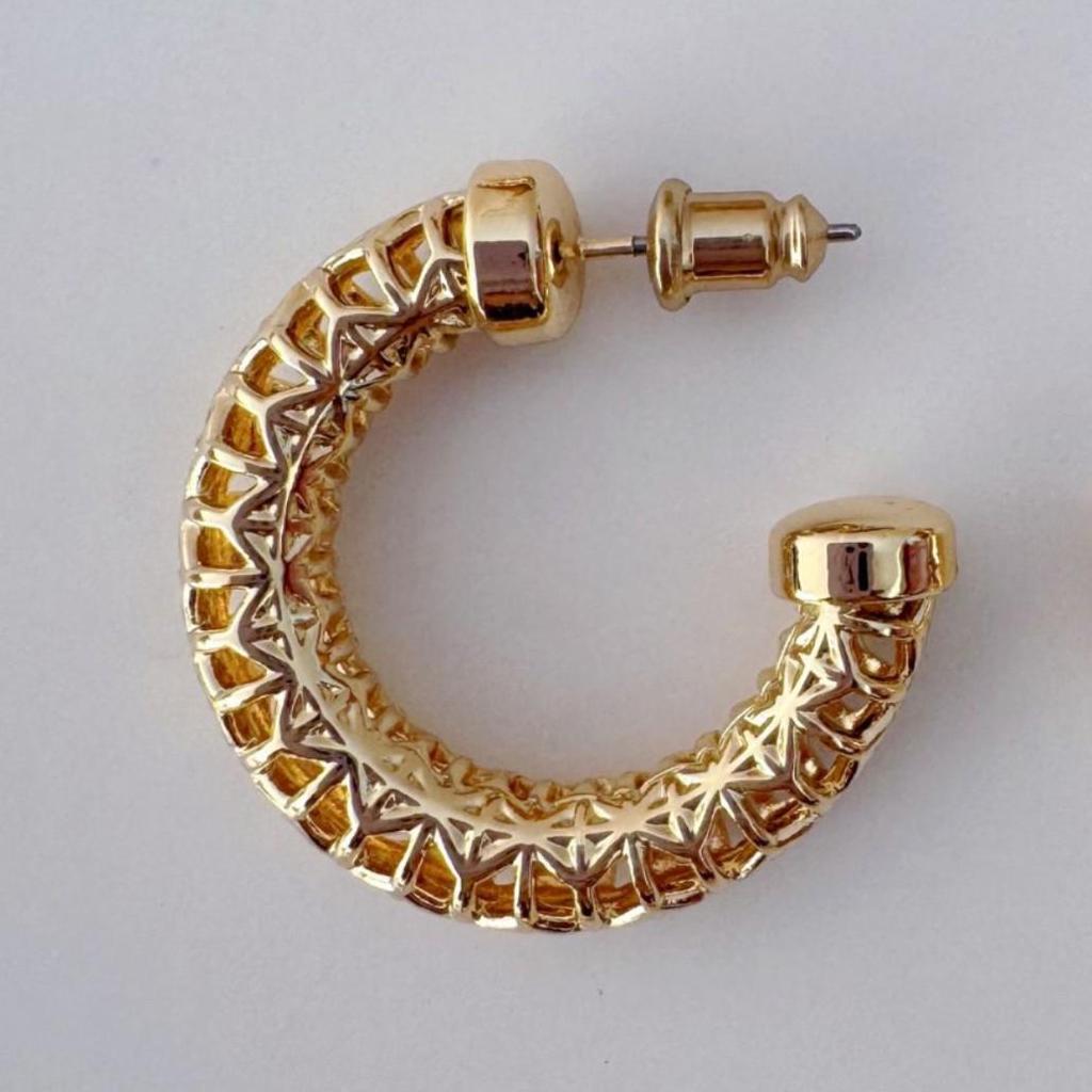 Classic Niche Hoop Earrings: Versatile, Fashion-Forward Hollow Studs with Simple Design and Textured Style