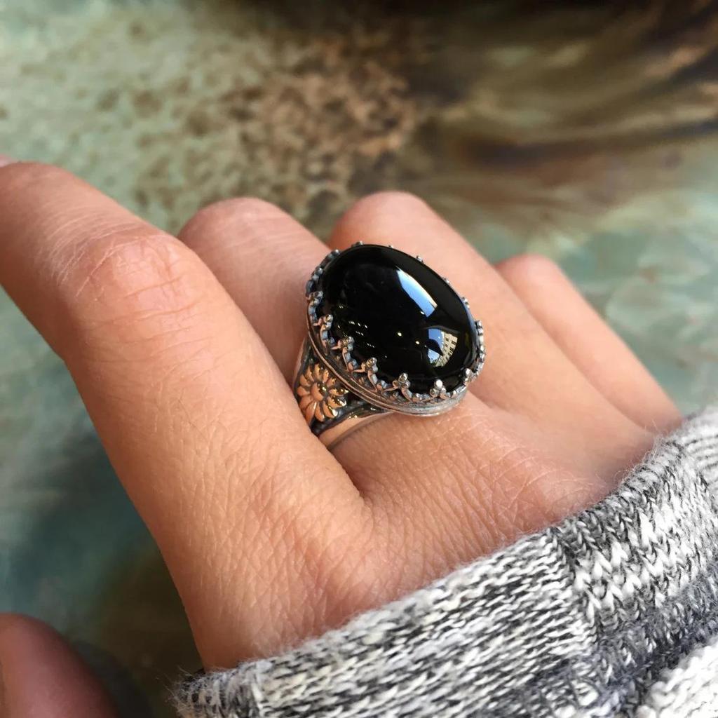 He Cheng Modern Minimalist Gold-Edged Black Gemstone Unisex Couple Rings