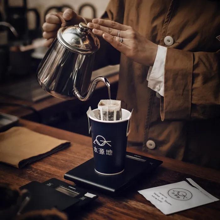 Snadno pitelná káva typu immersion-type drip bag ze zdroje