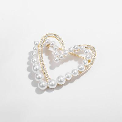 Design-sense Pearl Heart-shaped Brooch High-end Women's Exquisite Pin Fixed Coat Sweater Accessory