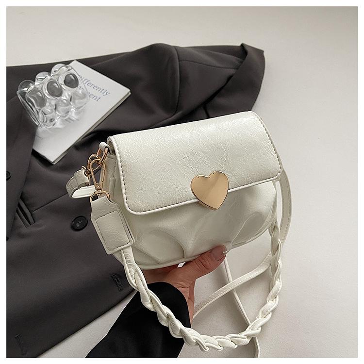 

2025 summer versatile, soft cloud bag, small fresh peach heart buckle pleated small round bag, hand-held fashion armpit bag for women