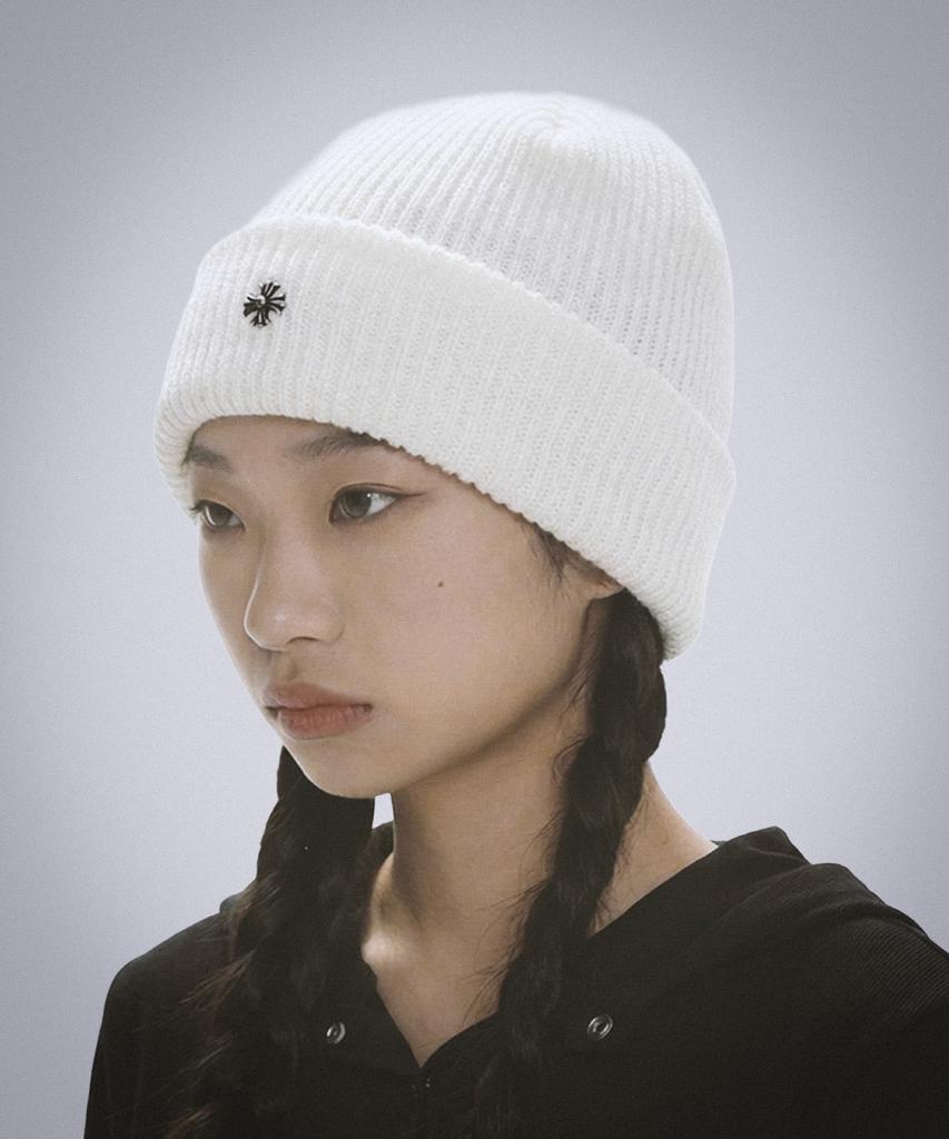 Damiswi Cross Metal Symbol Beanie_Ivory
