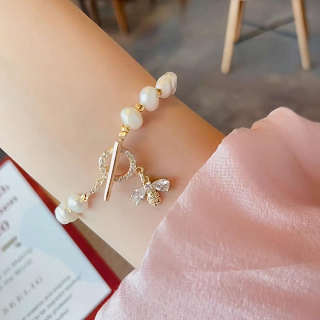 1pc Imitation Pearl Bracelet, Ladies' Fashionable and Simple Little Bee Pendant Bracelet