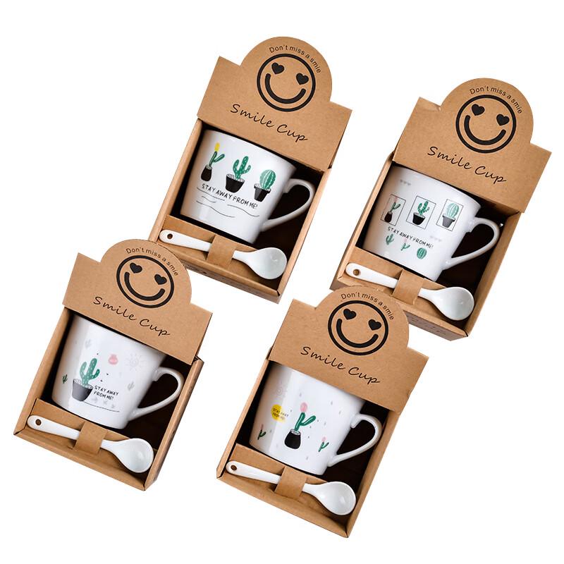 Keramikbecher mit Cartoon-Motiv und Löffel