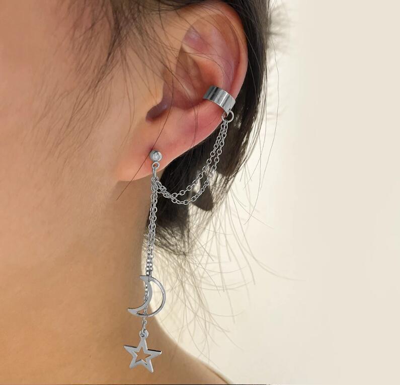 

Модный кафф с кисточкой и дизайном в стиле панк-цепочки