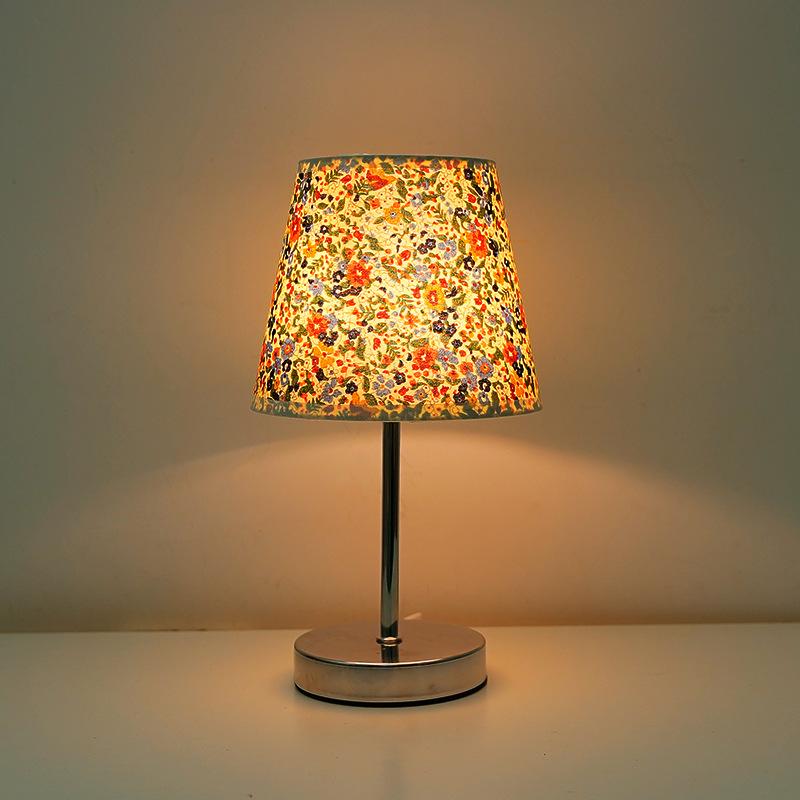 

USB Small Desk Lamp Bedside Night Light Iron Art Floral Pattern Remote Control Dimming Timer Function Three Color Options One Size білий