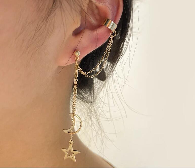 

Модный кафф с кисточкой и дизайном в стиле панк-цепочки