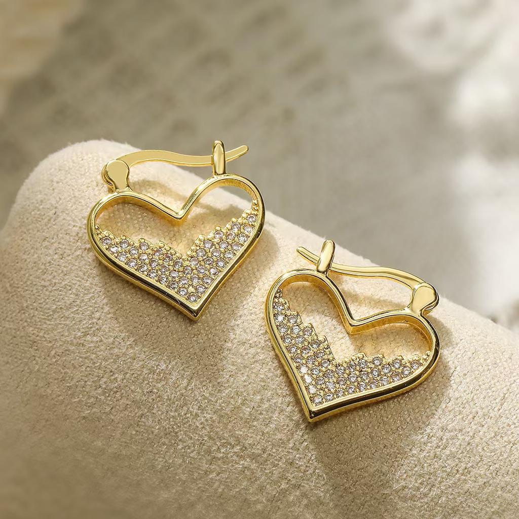 Personalized heart-shaped earrings for women, fashionable and niche design, heart-shaped earrings